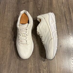 Brooks Men's Addiction Walker Lace-Up Shoes White Leather size 11.5 Dad Shoes